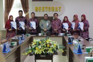Read more about the article Kepala LLDIKTI Wilayah VI Jawa Tengah serahkan SK Jabatan Fungsional Guru Besar dan Lektor Kepala Dosen ITE-Unimus