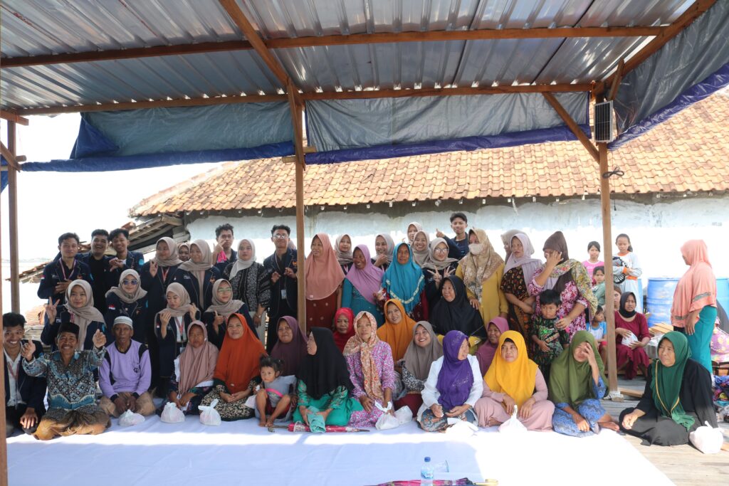 SOSMAS BEM FEB ITE-Unimus Sukses Adakan AKSOSMAS di Desa Timbulsloko, Demak